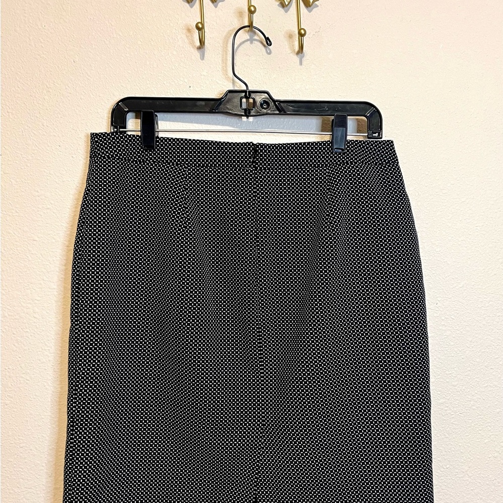 Liz Claiborne Black and White Pencil Skirt. Size 10 - Picture 4 of 5